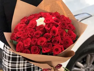 Buchet din 24 Trandafiri Rosii si 1 Alb 50-60cm