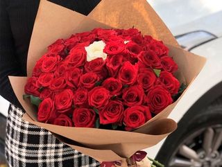 Buchet din 24 Trandafiri Rosii si 1 Alb 50-60cm