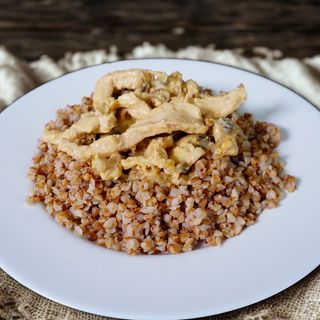 Гречневая каша с курицей в сливочном соусе с грибами/ Hrișcă cu pui în sos cremos cu ciuperci