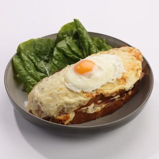 Сroque-madame cu pâine din hrișcă și bacon