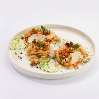 Clătite cu tar-tar din somon, castraveți și cream-cheese