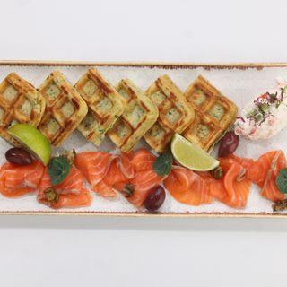 Belgian waffles din zucchini cu somon slab sărat