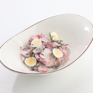Salată ca acasă din legume cu ou și smântână