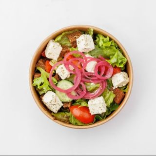 Salată Grecească cu Crostini Croccanti