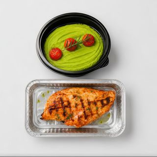 Steak de pui cu piure cremos de mazăre verde