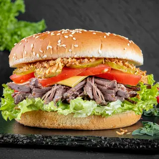Cheeseburger cu carne de vită tăiată în fâșii