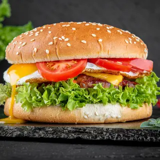 Cheeseburger cu ou și carne de pui