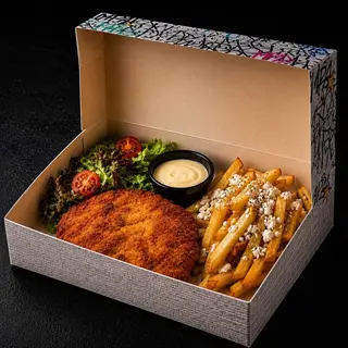 Şniţel de pui cu cartofi pai şi branza Feta