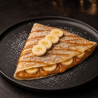 Clătită cu sos de caramelă și banană