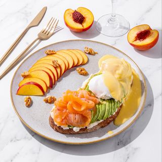 Тост с яйцом пашот, авокадо, cемгой / Toast cu ou poșat, avocado, somon