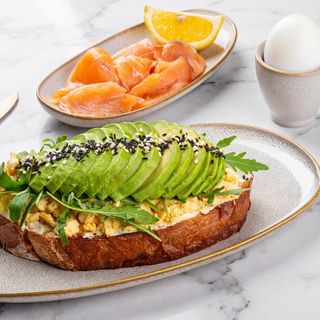 Брускетта со скрэмблом, авокадо и семгой./Bruschetă cu scrumble, avocado și somon