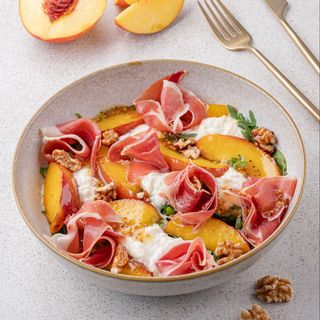 Салат с прошутто крудо, страчателла и нектаринами/Salată cu Prosciutto Crudo, stracciatella și nectarine