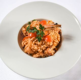 Rižoto crveni sa plodovima mora porcija 370 gr