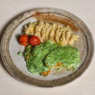 Piletina u sosu od spanaća na riži od povrća 400 gr