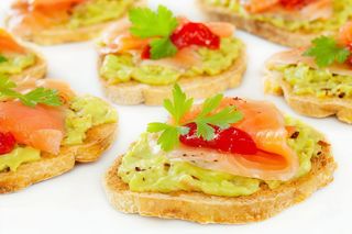 Bruschette sa dimljenim lososom i avokadom 250gr