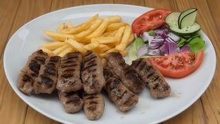 Ćevapi sa lukom i pomfritom