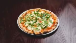 Pizza sa mozzarellom i rucolom velika