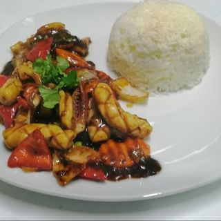 Lignje u sosu od kineskog crnog pasulja