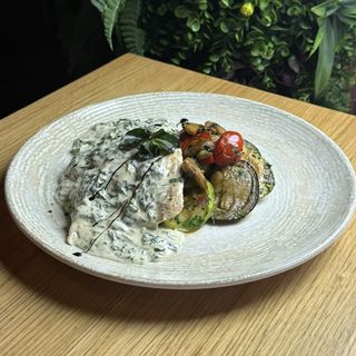 Ćuretina u sosu od spanaća i sira 350g