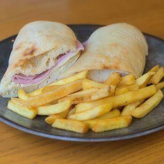 Sendvič sa šunkom 320 gr