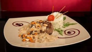 Biftek u sosu od šampinjona sa prilogom 250 gr 