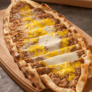 Pizza na Turski način sa mljevenim mesom i jajima - Kıymalı yumurtalı