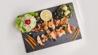 Riblji ražnjić 300 gr i prilog 200 gr