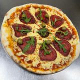 Pizza Atrium sa goveđom pršutom