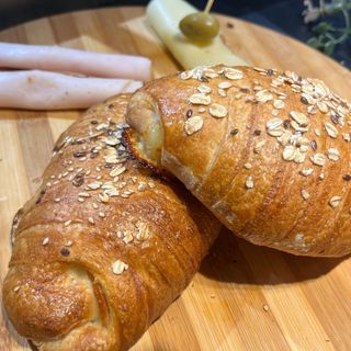 Kroasan sa ćuretinom