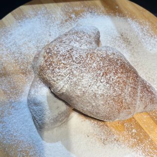 Kroasan sa džemom od kajsija