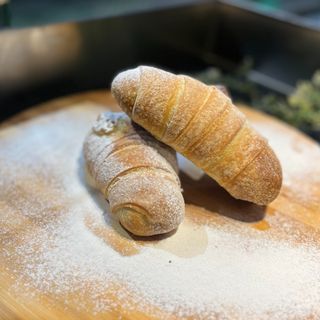 Kroasan sa džemom od jabuka