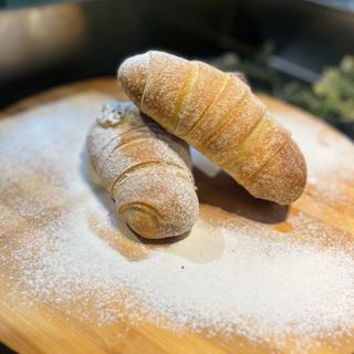 Kroasan sa džemom od višanja