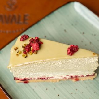 Cheesecake sa pistaćima i malinom