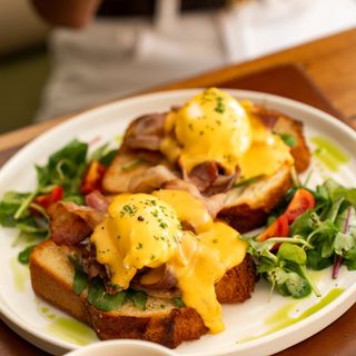 Benedikt jaja sa slaninom