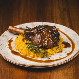 ZAPEČENA JAGNJEĆA KOLJENICA