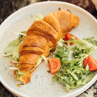 Losos avokado kroasan