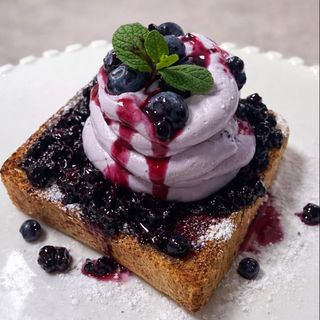 Francuski tost sa borovnicama i kremom od maskarpone