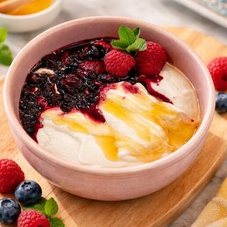 Grčki jogurt sa bobičastim voćem i medom
