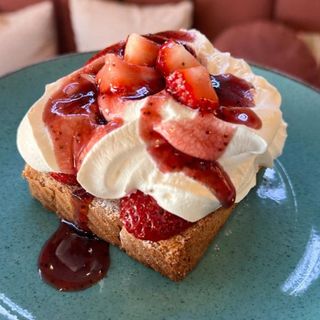 Francuski tost sa jagodama i šlagom