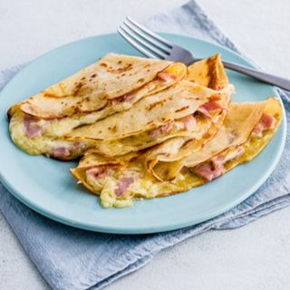 Slana palačinka sa šunkom, sirom, i pilećom salatom