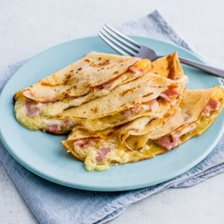 Slana palačinka sa pršutom, sirom i salatom sa pečurkama