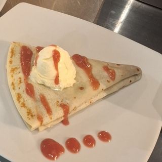 Palačinka sa eurokremom, plazmom u mlijeku, bananama i višnjom