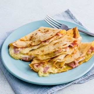 Slana palačinka sa pršutom, sirom i pavlakom