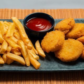 Pileći nuggets sa pomfritom