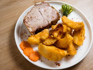 Pečeni svinjski vrat sa krompirom