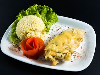 Pileći steak punjen spanaćem i sirom, riža