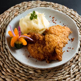 Pohovane pileće šnicle sa rižom i tartar sosom