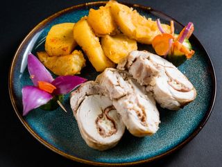 Pileći rolat punjen pršutom i sirom, pečeni krompir