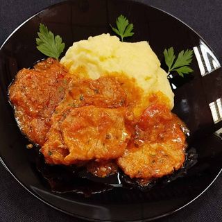 Svinjske šnicle u paradajz sosu s pireom