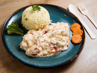 Kremasta piletina sa povrćem u sosu od kajmaka s rižom